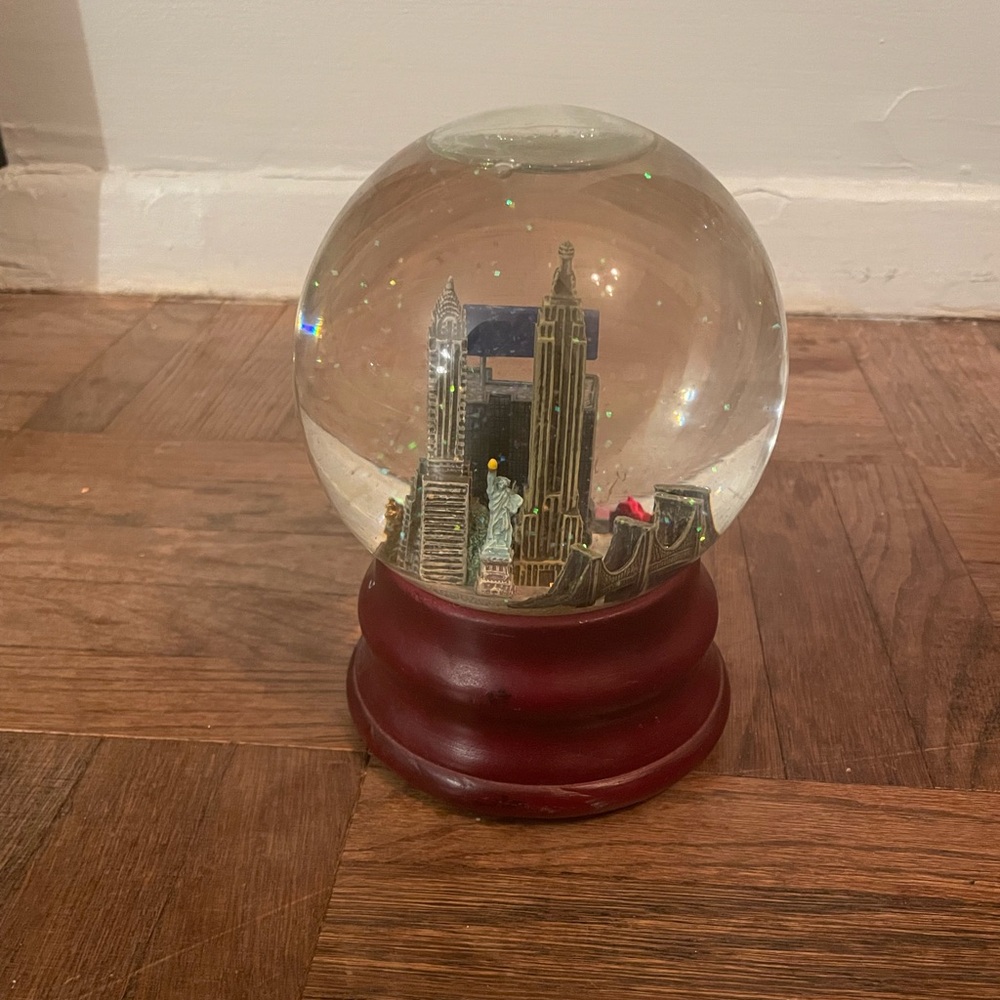 NYC musical snow globe - plays music from bottom